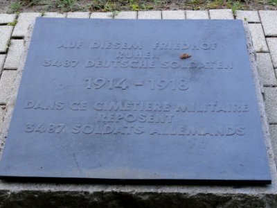 Deutscher Soldatenfriedhof Laon Champ de manœuvre 02