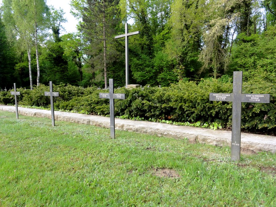 Deutscher Soldatenfriedhof Laon Champ de manœuvre 03