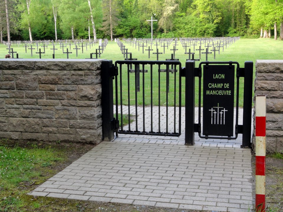Deutscher Soldatenfriedhof Laon Champ de manœuvre 01