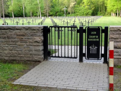 Deutscher Soldatenfriedhof Laon Champ de manœuvre 01