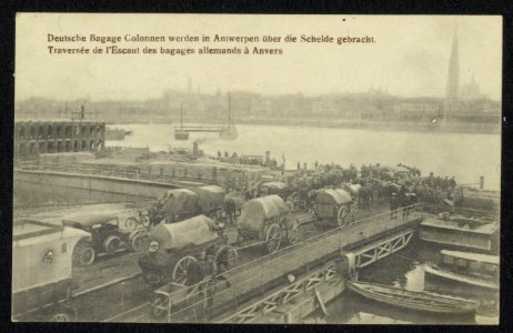 Deutsche Bagage Colonnen werden in Antwerpen über die Schelde gebracht. Traversé, Bestanddeelnr 158-0552