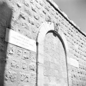 Dicht gemetselde ingang van de kerk van de geseling langs Via Dolorosa. Ecce Hom, Bestanddeelnr 255-5313