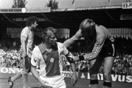 Dick Schoenaker aan het hoofd gewond, Bestanddeelnr 930-4558