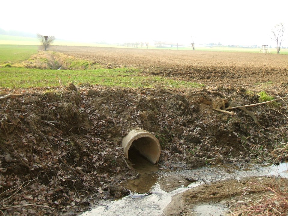 Deutergraben Waldrand Durchlass mit Ende Verrohrung