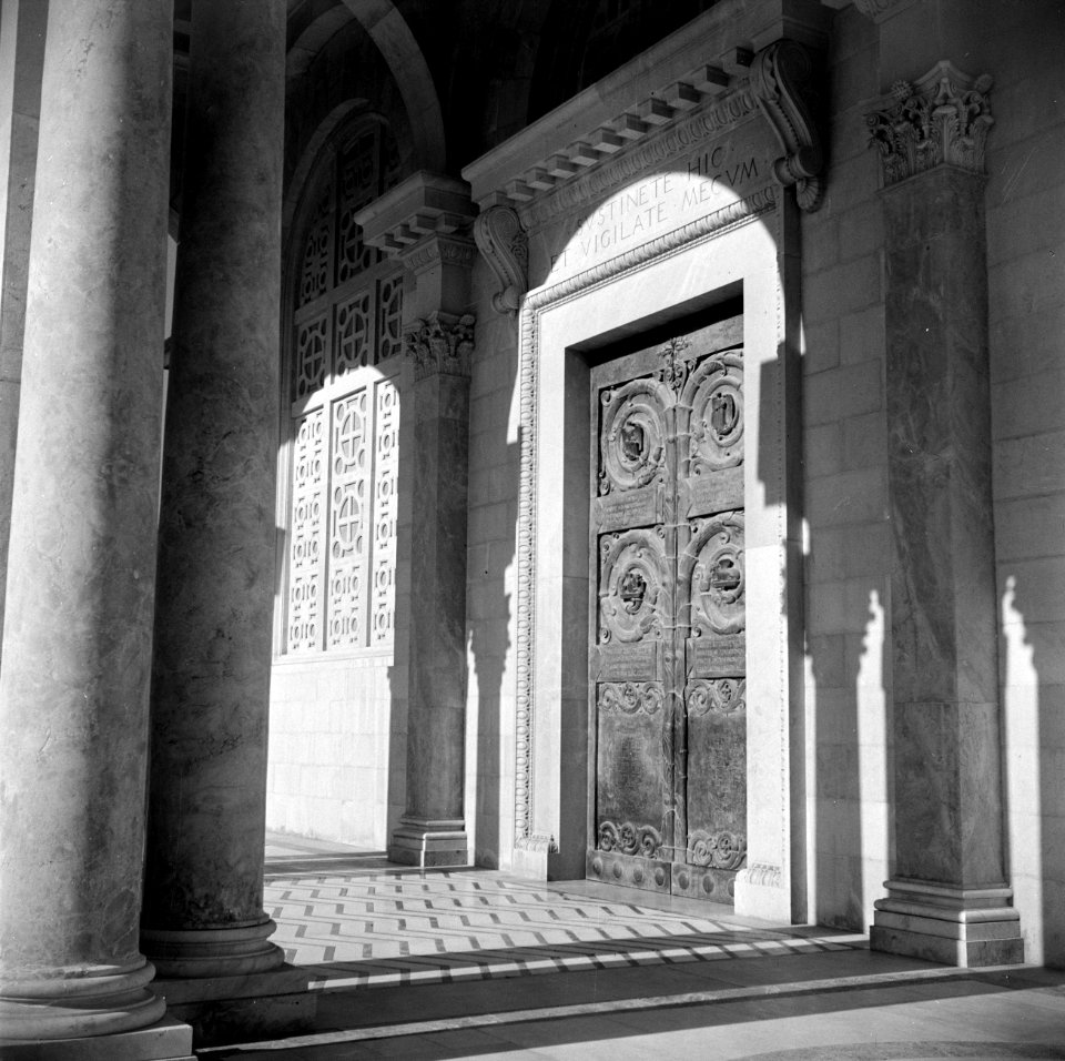 Deur en portaal van de Church of the agony (Kerk van het heilige lijden) ook wel, Bestanddeelnr 255-5329