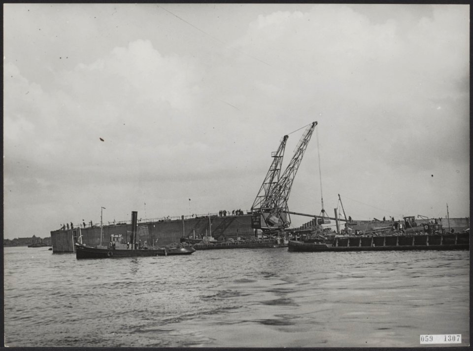 Dichten van stroomgaten in de dijken na de watersnood 1953, Bestanddeelnr 059-1307