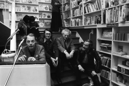 Dichters ontmoeten lezers in boekwinkel in Amsterdam v.l.n.r. Simon Vinkenoog, , Bestanddeelnr 928-4435