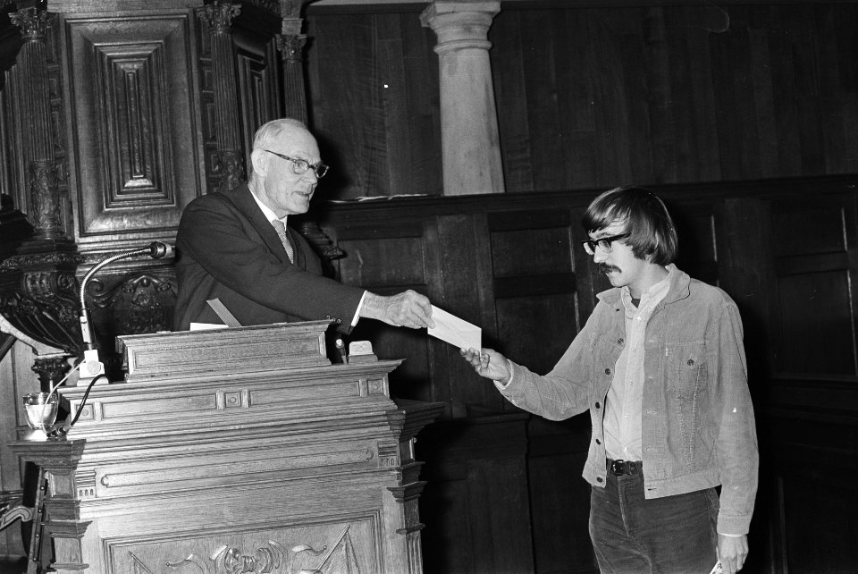 Dichter Arie van der Berg ontvangt Reina Prinsen Geerligsprijs in de Aula van Un, Bestanddeelnr 924-0372