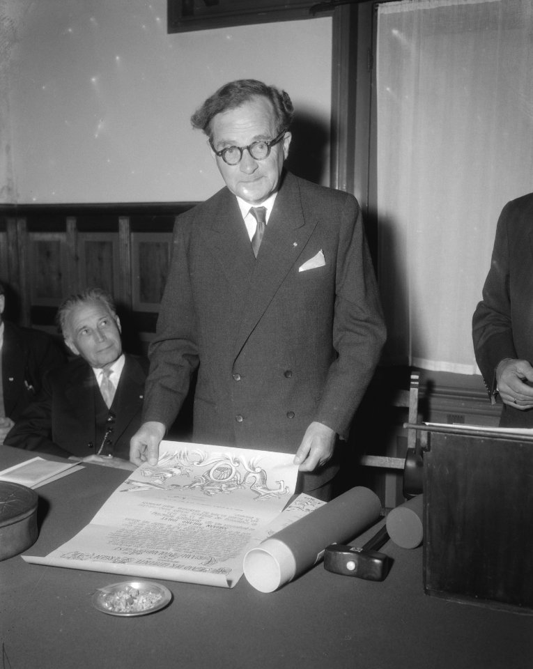 Dichter Adriaan Roland Holst tgv 70ste verjaardag benoemd tot ereburger van B, Bestanddeelnr 909-5942