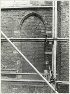 Deurtje, tevoorschijn gekomen tijdens de restauratie van de Waalse Kerk. Ruim een eeuw had het op deze manier verborgen gezeten achter bakstenen. NL-HlmNHA 54012299