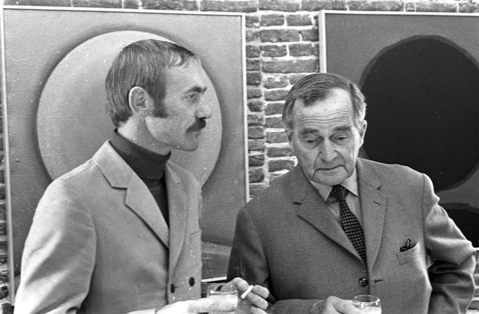Dichter A. Roland Holst (rechts) opende de tentoonstelling. Links de schilder-te, Bestanddeelnr 921-7232