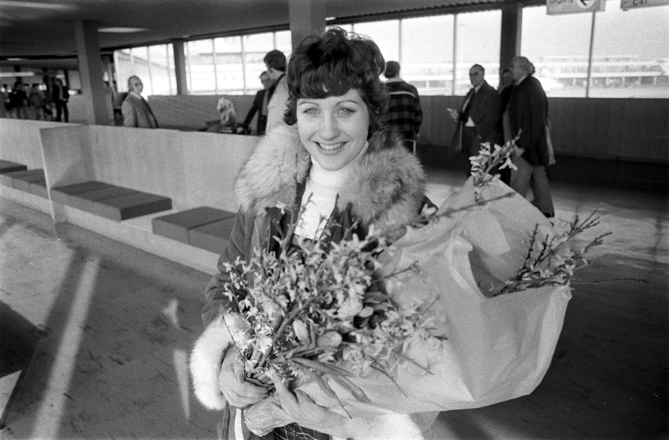 Diane de Leeuw komt aan op Schiphol, na in Zagreb een zilveren medaille te hebbe, Bestanddeelnr 926-9813