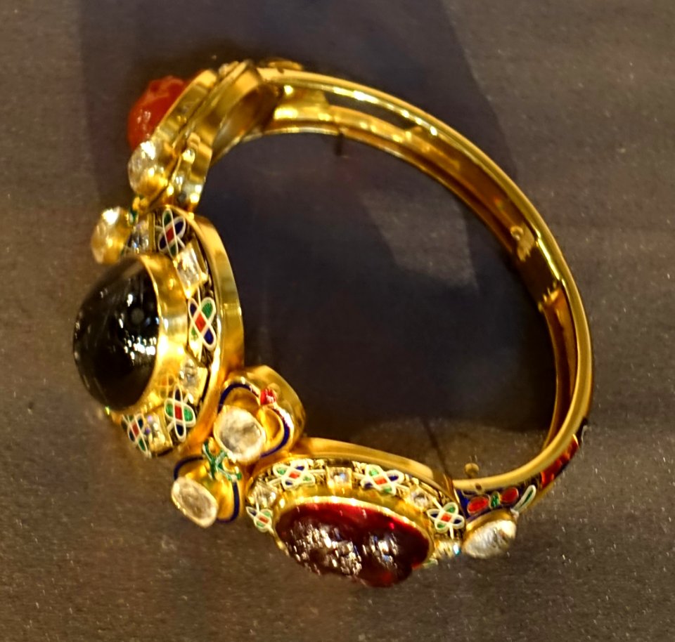 Devonshire Parure (bracelet), by C. F. Hancock, 1856 - Entrance Hall, Chatsworth House - Derbyshire, England - DSC02993
