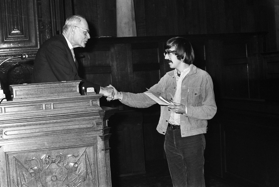 Dichter Arie van der Berg ontvangt Reina Prinsen Geerligsprijs in de Aula van Un, Bestanddeelnr 924-0374