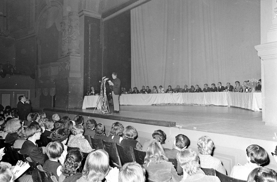 Dichters in Carre, voordrachtsavond, Cees Noteboom tijdens voordracht, achter la, Bestanddeelnr 918-8358