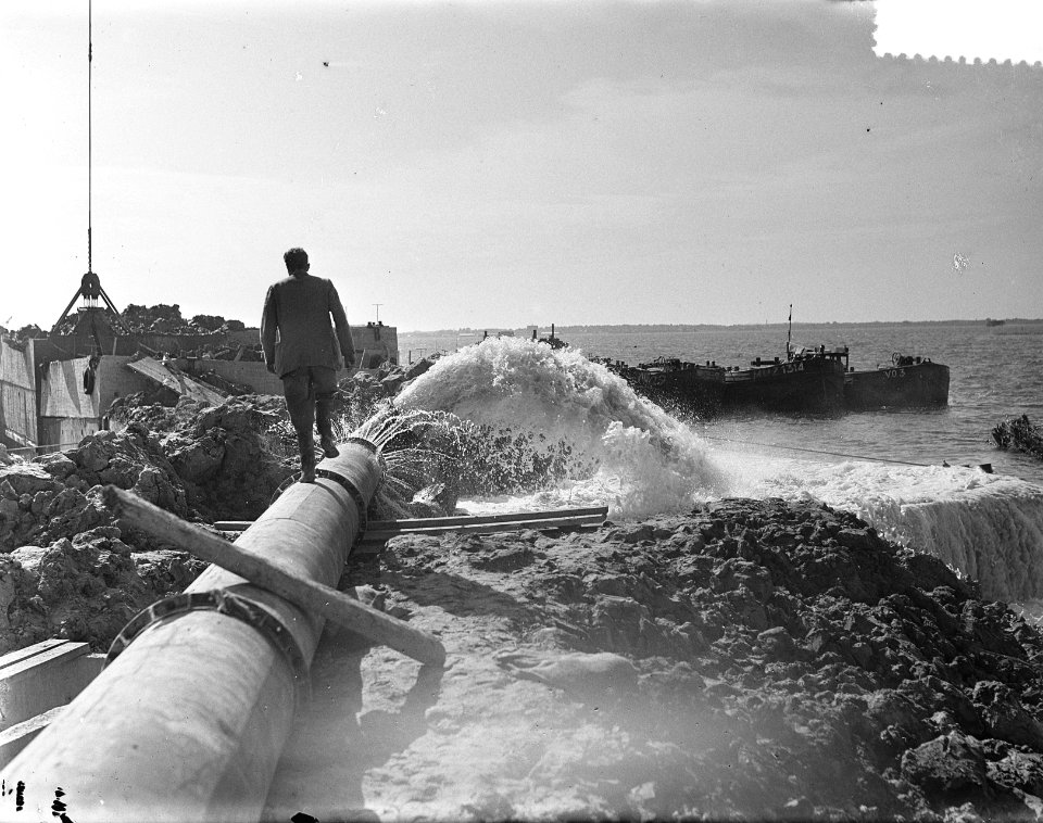 Dichting geul bij Schelphoek met Phoenix caisson dichtspuiten van overgebleven g, Bestanddeelnr 905-9094