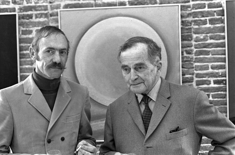 Dichter A. Roland Holst (rechts) opende de tentoonstelling. Links de schilder-te, Bestanddeelnr 921-7231