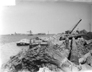 Dichting geul bij Schelphoek met Phoenix caisson op de juiste hoogte brengen van, Bestanddeelnr 905-9096