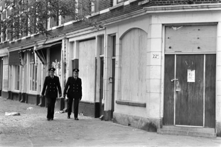 Dichtgetimmerde sex-huizen in de Atjehstraat met agenten, Bestanddeelnr 931-7662