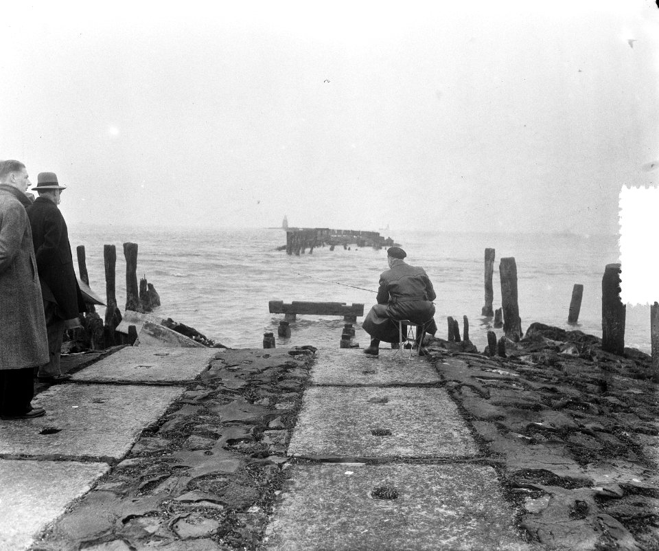 Dichten gat Faustus Hoek van Holland . Vissen in gat, Bestanddeelnr 905-4128