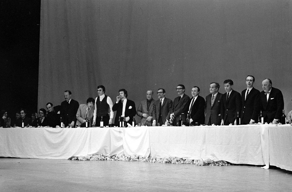 Dichters in Carre, voordrachtsavond, de dichters staande achter de tafel nemen h, Bestanddeelnr 918-8359