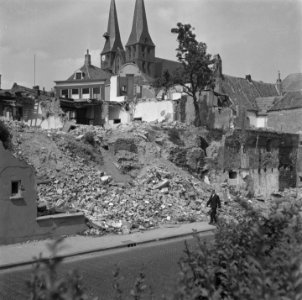 Deventer verwoeste gebouwen Op achtergrond Sint-Nicolaas of Bergkerk, Bestanddeelnr 900-5184
