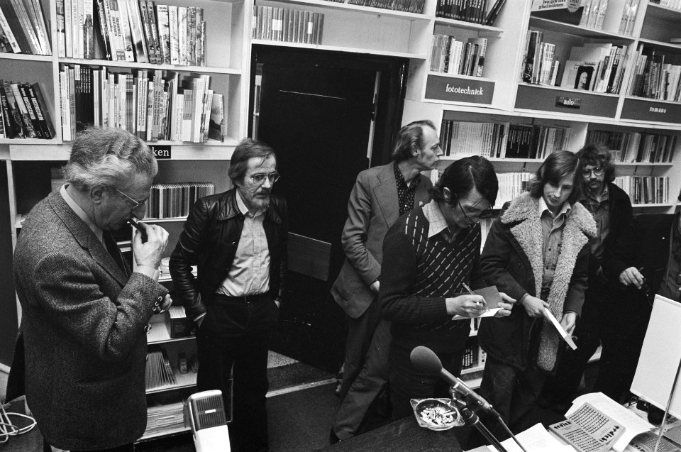 Dichters ontmoeten lezers in boekwinkel in Amsterdam dichters tussen de lezers, Bestanddeelnr 928-4436