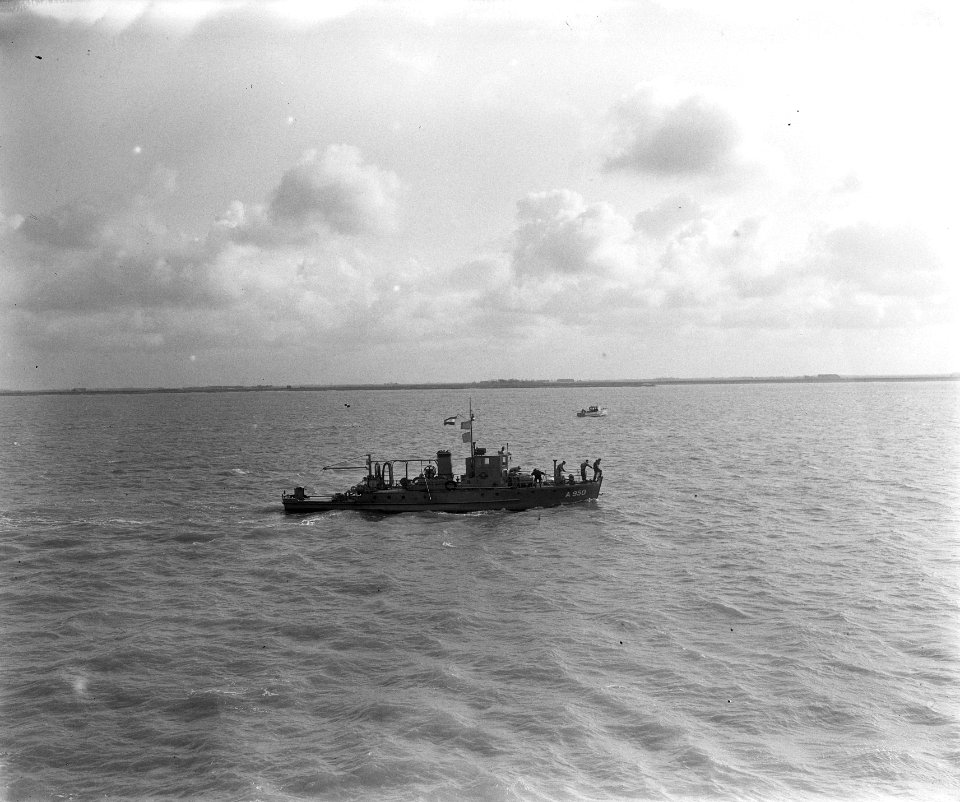 Deze oefening werd op de Oosterschelde gehouden, inhoudende het opsporen van een, Bestanddeelnr 905-3883