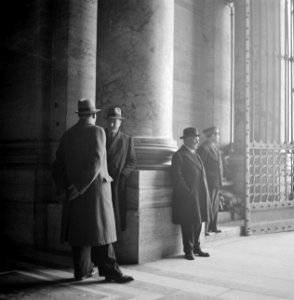 Detectives bij de ingang van de Sint-Pietersbasiliek in Rome, Bestanddeelnr 191-1284