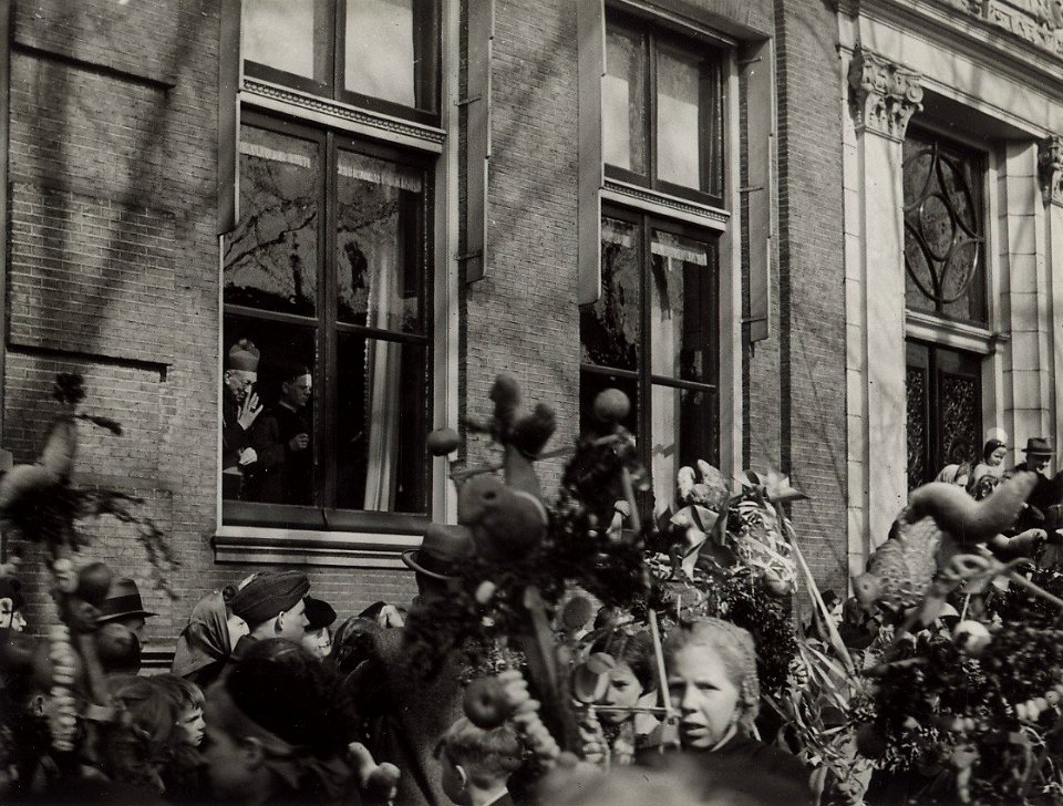 Deugd boven geweld, 1995, ill.21.6. Palmpaasoptocht 1947. De traditionele palmpaasoptocht ging in 1947 langs het bisschoppelijk paleis aan de Nieuwe Gracht 80. De minzaam wuivende prelaat ac, NL-HlmNHA 54005506