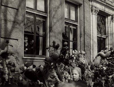 Deugd boven geweld, 1995, ill.21.6. Palmpaasoptocht 1947. De traditionele palmpaasoptocht ging in 1947 langs het bisschoppelijk paleis aan de Nieuwe Gracht 80. De minzaam wuivende prelaat ac, NL-HlmNHA 54005506
