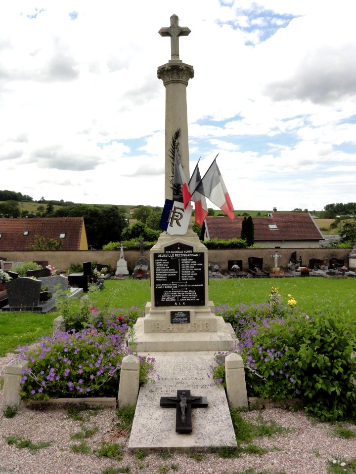 Deuxville (M-et-M) Monument aux morts au cimetière