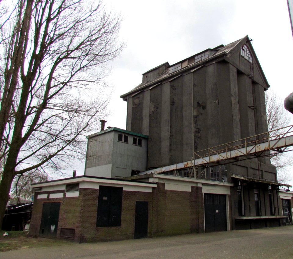Deventer, zwarte silo