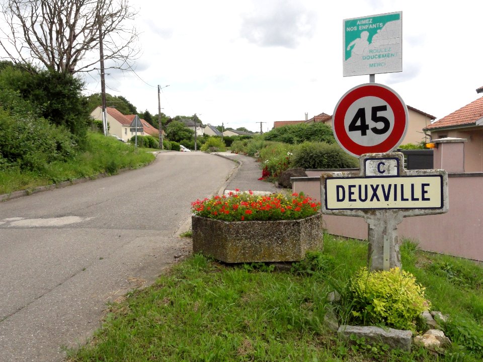 Deuxville (M-et-M) city limit sign