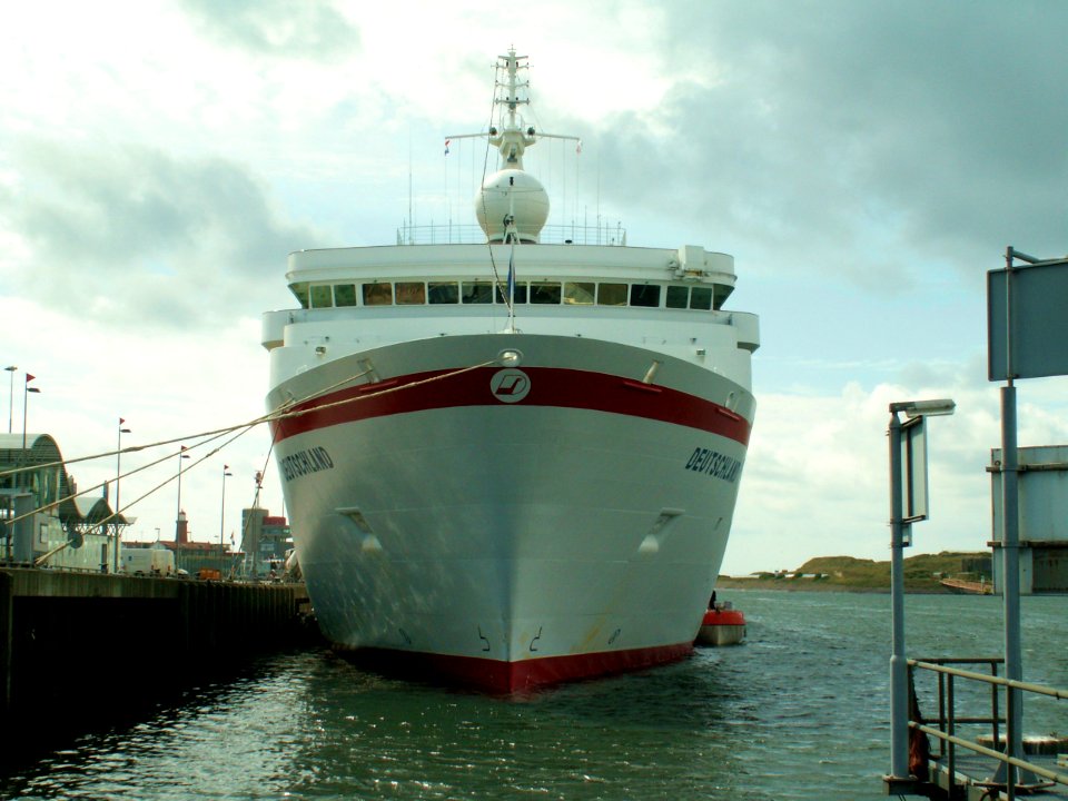 Deutschland IMO 9141807 IJm 04Aug05 front
