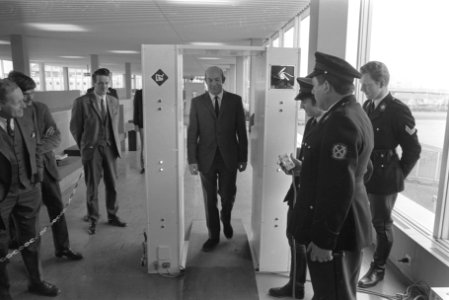 Detector om passagiers op wapenen te controleren, Schiphol passagier loopt door , Bestanddeelnr 924-2967