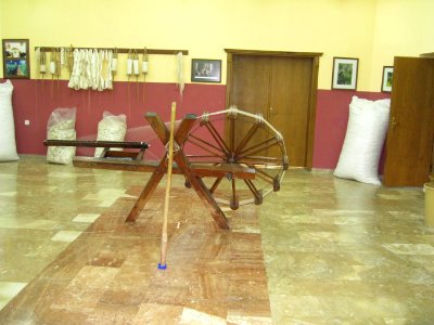 Device for silk manufacturing