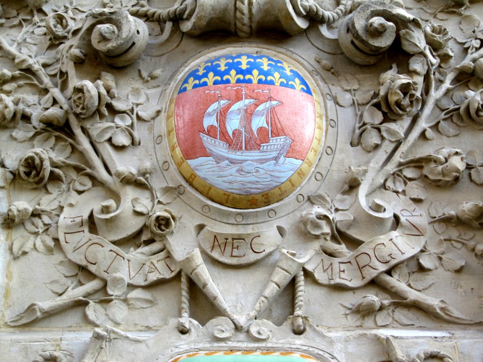 Devise de Paris en bas relief