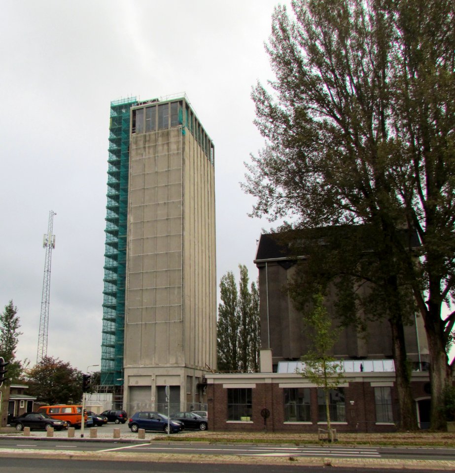 Deventer, grijze en zwarte silo 2015