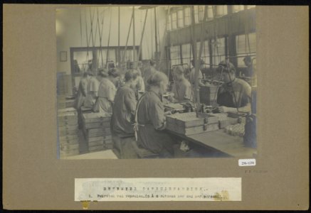 Deventer Capsulefabriek Polijsten van capsules (5-8 duizend per dag per persoon, Bestanddeelnr 256-1270