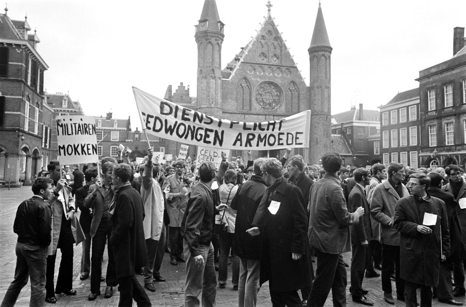 Dienstplichtige militairen demonstreren met borden voor meer salaris Den Haag . , Bestanddeelnr 922-9166