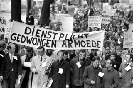 Dienstplichtige militairen demonstreren met borden voor meer salaris Den Haag, Bestanddeelnr 922-9163