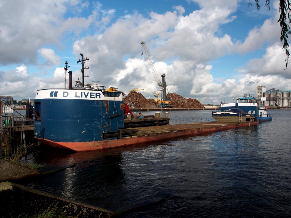 Devotion, ENI 02329493 with barge DELIVER, especially built for the transportation of houseboats at Port of Amsterdam, pic3
