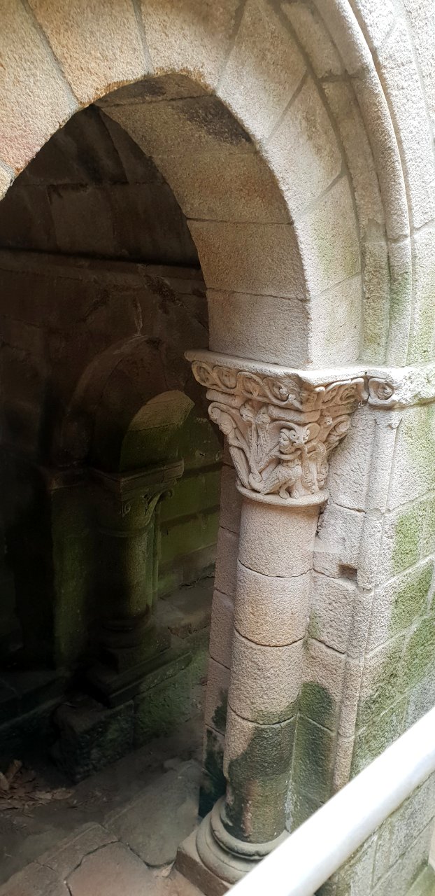 Detalle chapitel del Monasterio de Santa Cristina de Ribas de Sil