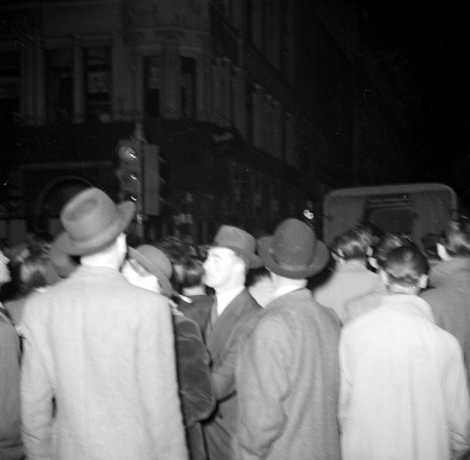 Detectives in de menigte, Bestanddeelnr 191-1045