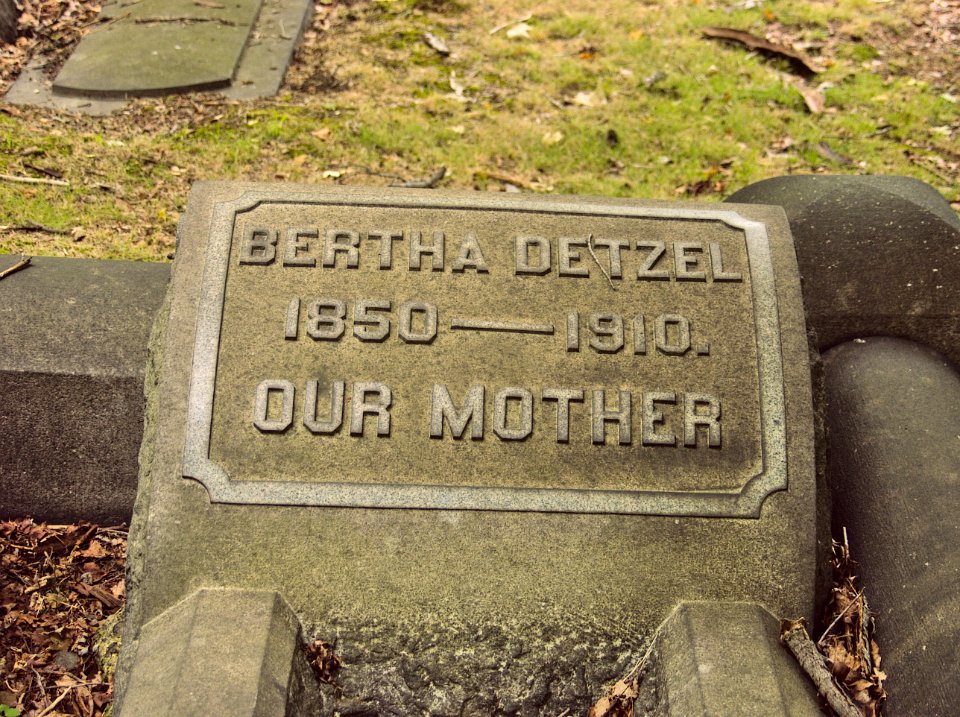 Detzel Plot, Ridgelawn Cemetery, 2015-08-18, 05