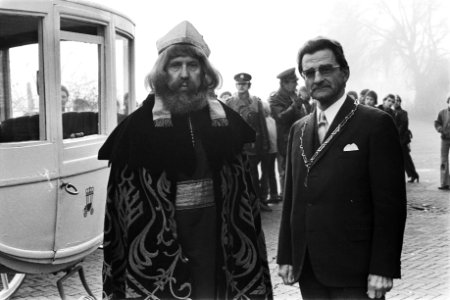 Diemen 750 jaar , Bisschop Otto II met burgemeester Strumphler Tiedeman, Bestanddeelnr 928-9384 photo