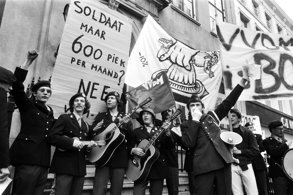 Dienstplichtigen met muziekinstrumenten en spandoeken, Bestanddeelnr 932-5712