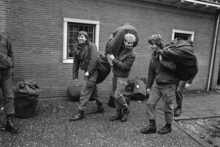 Dienstplichtigen melden zich voor mobilisatieoefening Donderslag 17 in Ermelo, Bestanddeelnr 933-8237