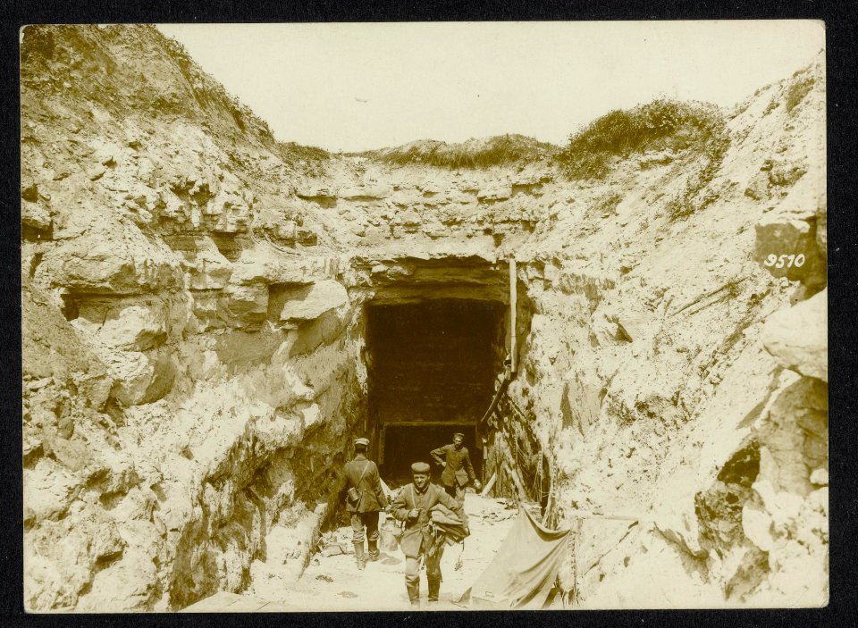 Die Schlacht am Damenweg. Am Eingang zur Barbarossahöhle einer der zahlreichen, Bestanddeelnr 158-1291